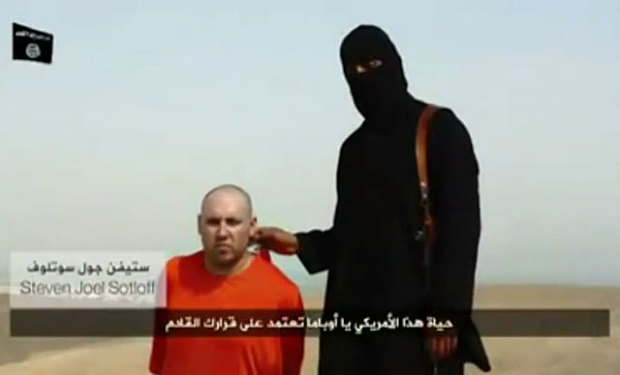A man purported to be US journalist Steven Sotloff with an IS militant in video A man purported to be US journalist Steven Sotloff with an IS militant in video